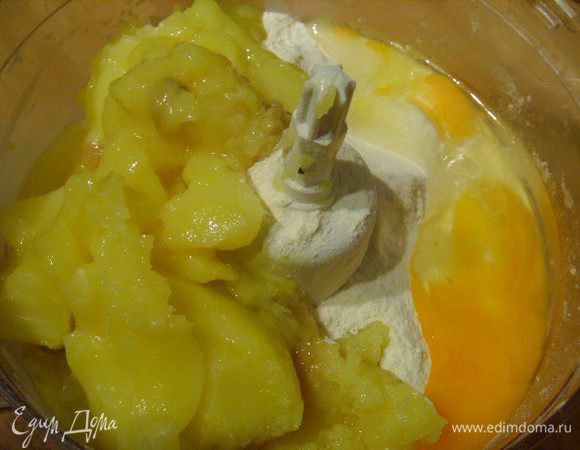 Тесто: в блендере смешать муку с жирами, солью, сахаром, яйцом  и 8 стол. л. ледяной воды.