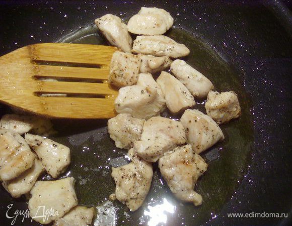 Для начинки нарезать грудинку средне- крупными кусочками, посолить, поперчить и обжарить со всех сторон на разогретом масле до золотистой корочки.