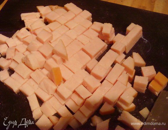 Ветчину нарезать кубиком,