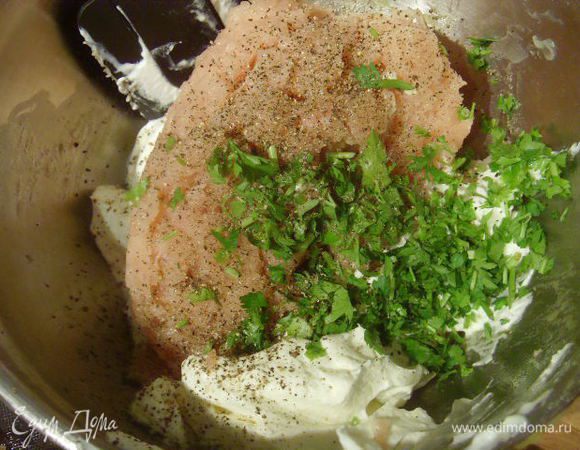 В фарш вмешать сливки и 2 ст. л тёплой воды, добавить соль, перец и зелень.