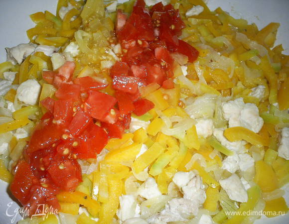 Сладкий перец нарезаем соломкой, помидоры мелкими кубиками, добавляем все это на сковороду.