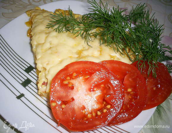 Заливаем овощи взбитыми яйцами и перемешиваем. Убавляем огонь и накрываем сковороду крышкой.
Посыпаем омлет тертым сыром, накрываем сковороду крышкой и выключаем огонь. Ждем, пока сыр расплавится, и зовем всех к столу. Приятного аппетита!!!