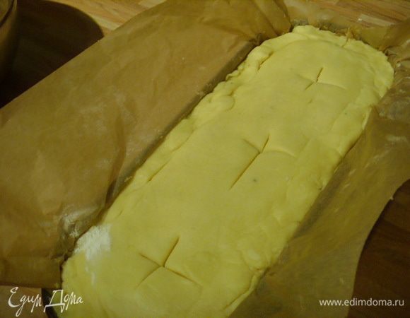 Из оставшегося теста раскатать крышку  и накрыть ею фарш, защипав края. Сделать крестообразные отверстия для выхода пара.