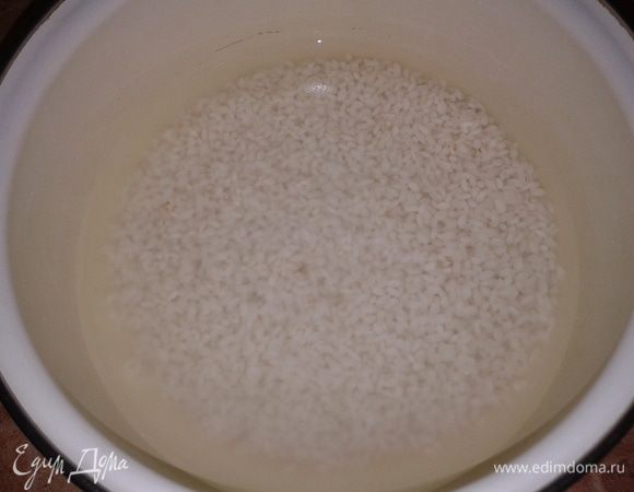 Рис заливаем водой и ставим на плиту.