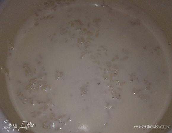 Рис варим до готовности, добавляем молоко, 1 столовую ложку сахара, соль и доводим до кипения.