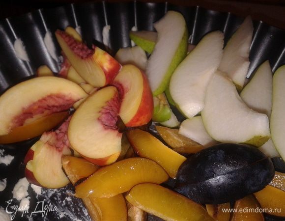 Пока рис варится подготавливаем фрукты: моем, у груши убираем сердцевину, у нектарина и чернослива убираем косточки, режем все дольками.