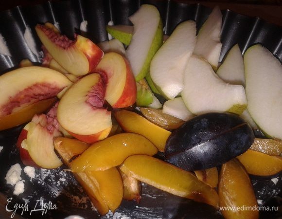 Жаропрочную форму смазываем сливочным маслом, кладем в нее нарезанные фрукты, посыпаем сахаром, добавляем немного воды и отправляем в разогретую духовку.