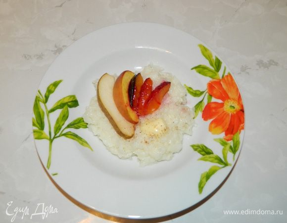 Готовую рисовую кашу выкладываем на тарелки, сверху кладем запеченные фрукты, кусочек масла и наслаждаемся вкусным завтраком!