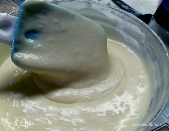 Добавить просеянную муку и разрыхлитель теста и вымешать лопаткой. (Тесто получается воздушным, с пузырьками)