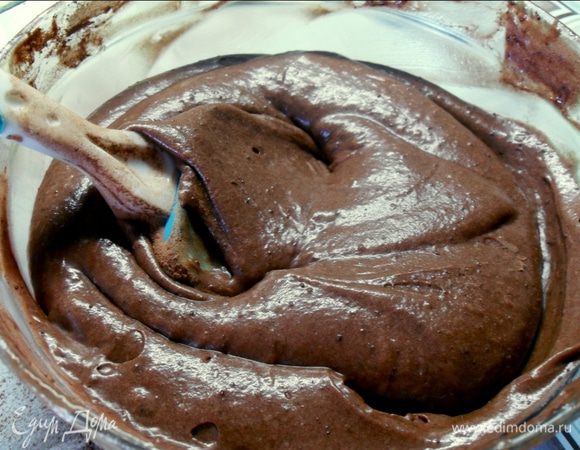 Добавляем какао - порошок (если порошок с комками, то его тоже просеять) Опять вымешиваем лопаткой.
Форму смазываем маслом. Выпекать при температуре 180 -200 градусов (зависит от вашей духовки) 40 минут.