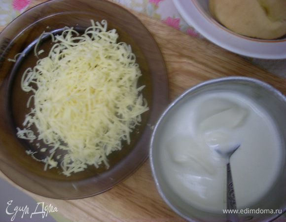 Вскипятить сливки (обязательно, т.к. не кипяченые могут свернуться от сыра). К корячим сливкам добавить сливочный сыр, размешать венчиком. Натереть на терке твердый сыр.