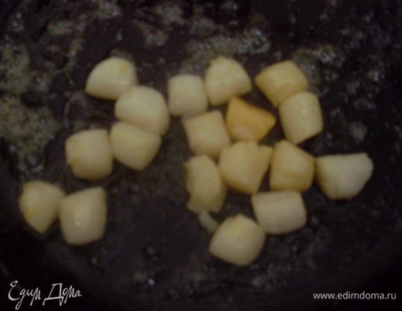 Присыпать гребешки щепоткой сахара и щепоткой соли. Сахар нужен обязательно, без него не будет так вкусно. Обжарить на разогретом сливочном масле - сок должен выпариться и гребешки чуть зазолотиться. 