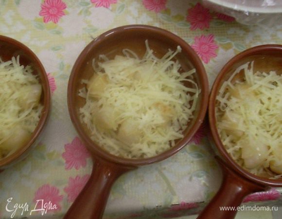 Выложить в кокотницы слоями сыр, гребешки, сыр. Залить сливками с растворенным плавленым сыром.
