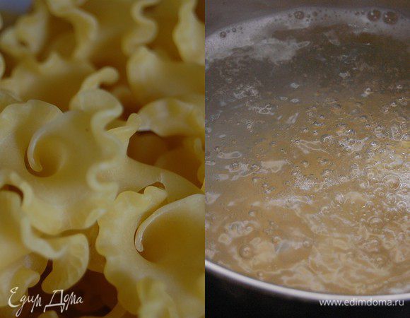 В кипящую подсоленную воду опустить пасту и отварить  её до состояния al dente.