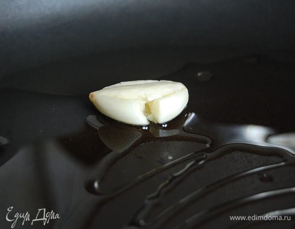 Пока паста варится - опустить чеснок в оливковое масло и прогреть на тихом огне до появления характерного запаха, после чего чеснок извлечь.