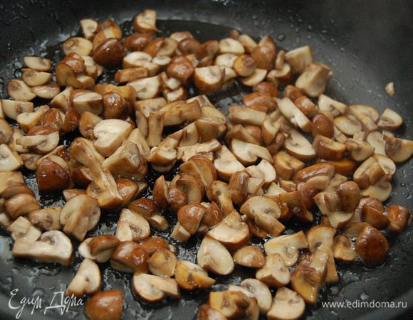 Обжарить грибы до легкого золотистого цвета. 