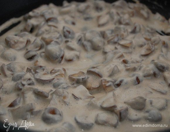 Влить в сковороду сливки, добавить мускатный орех, приправить солью и перцем. Тушить 1-1,5минуты.