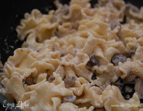 Отваренную пасту выложить в сливочно-грибной соус и прогреть в течении 1 минуты. Сразу же подавать.