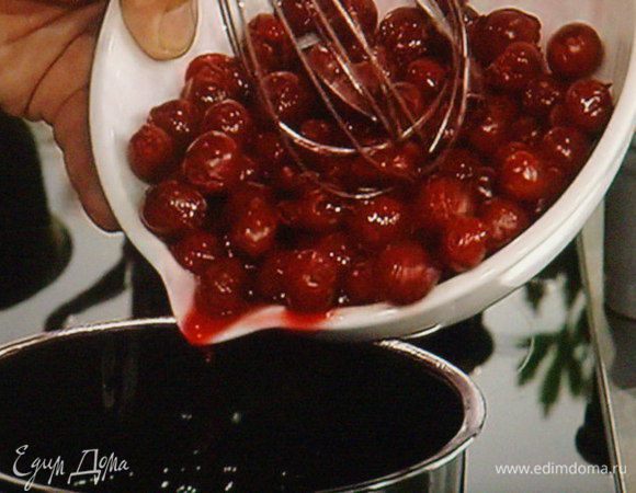 С вечера поставить вишню оттиваться (сок собрать).
