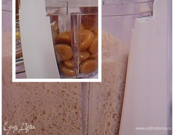 Карамельки размельчить в блендере в мелкую крошку....
