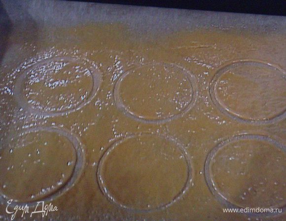 довести до расплавления карамели. На это уйдёт от 0,5 до 1 минуты. Советую не отходить от духовки, т.к. карамель сгорит.