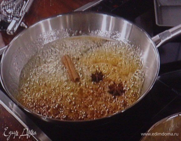 Снять цедру с апельсина, выжать сок. Растопить коричневый сахар на сковороде и слегка его закарамелизировать. Добавить корицу, анис и цедру апельсина.