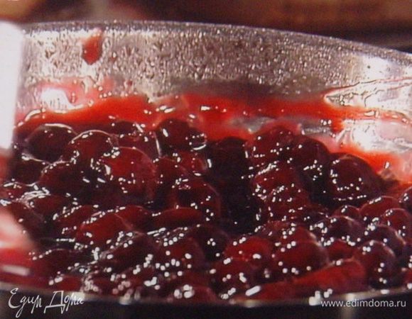  Добавить вишню, довести до кипения, снять с огня и остудить.