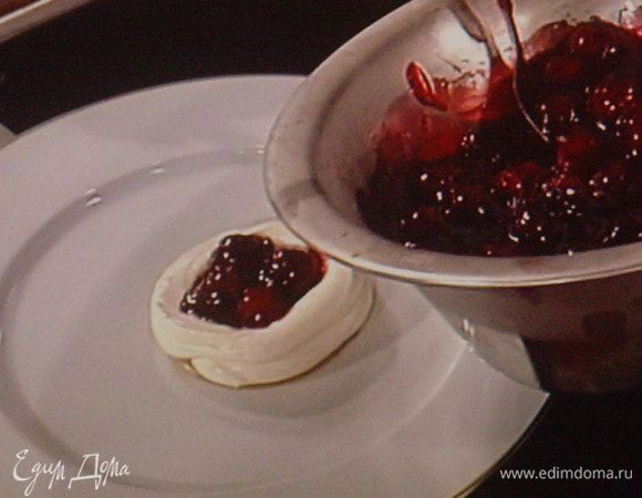 Для сборки десерта нужно убедиться, что все составляющие хорошо охлаждены. На дно десерта кладём карамельный крокант. Крем наносим сверху в виде воронки, в неё помещаем наш вишнёвый соус.