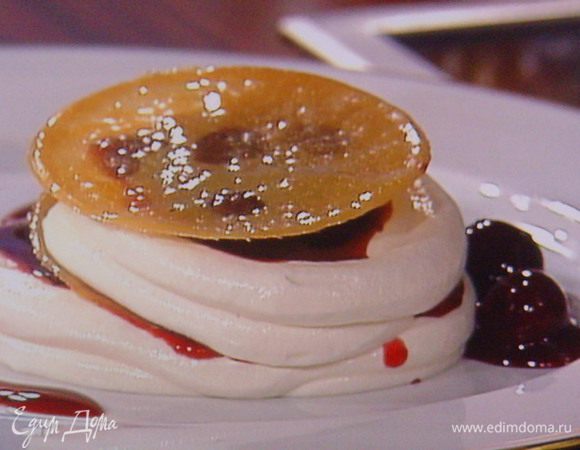 Заканчиваем крокантом, а по бокам десерта выкладываем оставшийся соус. Подаём сразу. Приятного аппетита !!