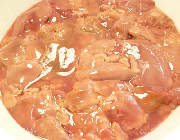 Куриную печень помыть, удалить пленочки и прожилки.