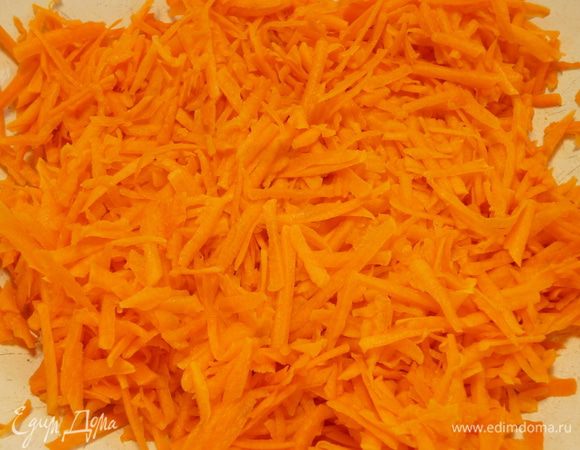 Тыкву почистить и натереть на крупной терке.