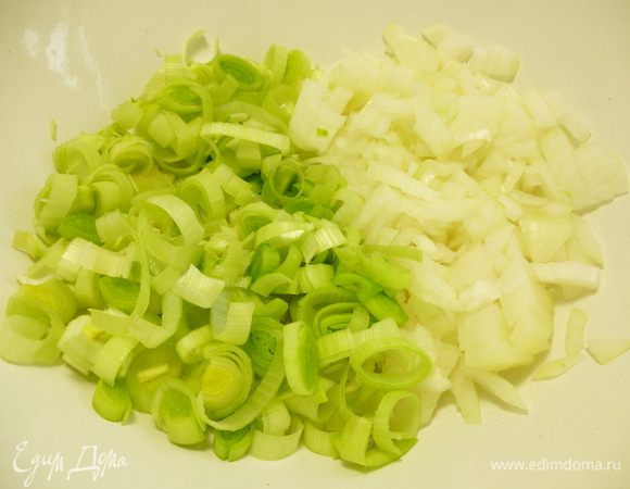 Репчатый лук нарезать мелким кубиком, лук-порей нарезать кольцами.