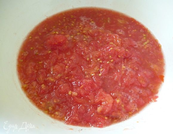 Томаты разрезать пополам и натереть на крупной терке(без кожицы).