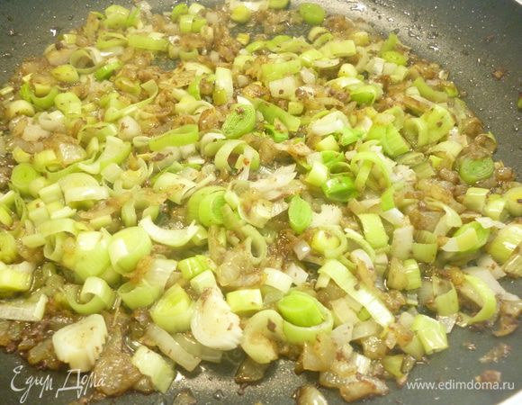 В сковороду, где жарилась печень, выкладываем нарезанный лук и, помешивая, обжариваем на среднем огне до прозрачности, затем добавляем лук-порей, перемешать и прогреть 1 минуту.