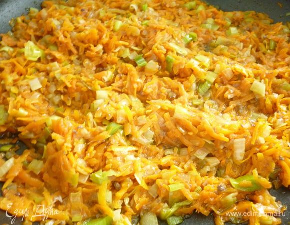 Добавить натертую тыкву, помешивая, обжариваем 10 минут. Тыква должна стать слегка мягкой.