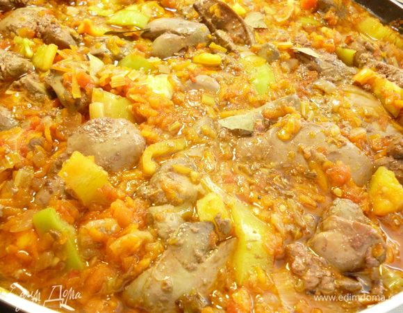 Добавить натертые томаты, перемешать и тушить под приоткрытой крышкой еще 10 минут, добавить соль, молотый перец, мускатный орех, если соус очень густой, добавляем немного кипятка или бульона. Добавляем болгарский перец и обжаренную куриную печень, лавровый лист. Сковороду накрыть крышкой и тушить еще 15-20 минут, в конце тушения добавить зелень. Следите, что бы печень оставалась мягкой. Выключить огонь и дать блюду настояться минут десять. Приятного вам аппетита!