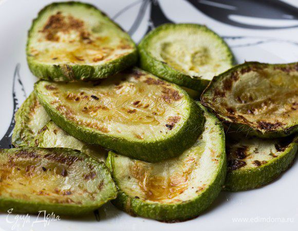 Ещё через 5 минут достаем цукини и откладываем в сторонку. 