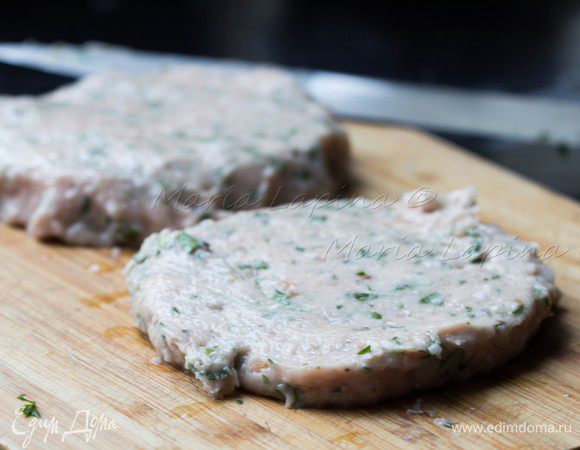 Формируем два одинаковых шара и сдавливаем, делая лепешку.