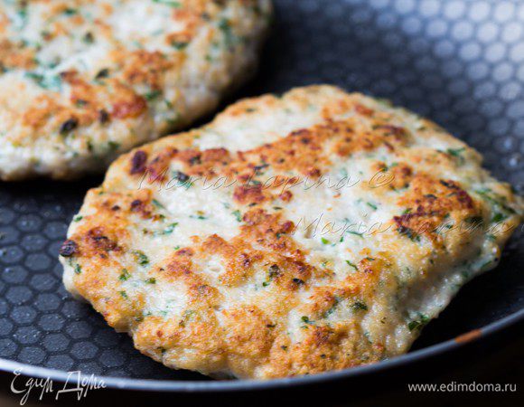 На сковороде разогреваем масло и обжариваем куриные котлеты до румяной корочки, затем уменьшаем огонь, закрываем крышкой и оставляем на 5-10 минут.