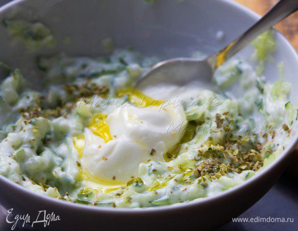 Пока готовится котлеты сделаем соус цацики. Огурец натрем на средней терке и как следует его отожмем. Добавим чеснок выдавленный через пресс или очень мелко нарезанный, йогурт, соль, орегано и немного оливкового масла. 