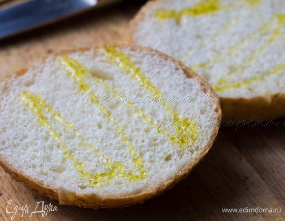 Булочки сбрызнем маслом и прогреем обе половинки на сухой сковороде буквально 20-30 секунд.