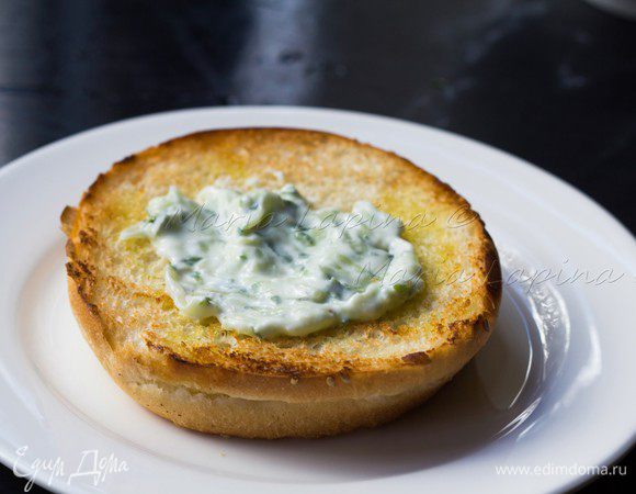 Осталось только сформировать наши бургеры. На булочку выкладываем 1 ч.л. соуса цацики...