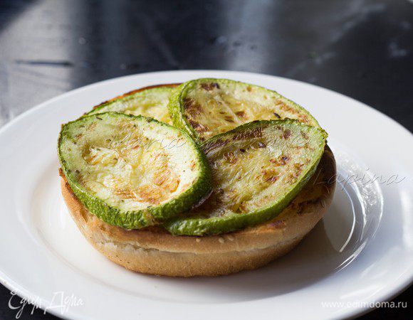 затем выкладываем цукини...
