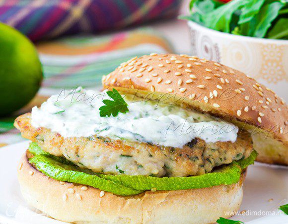 Закрываем вторым ломтиком булочки и наш бургер готов!