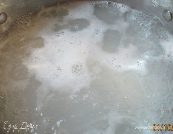 Вскипятить воду, посолить. Рисовую вермишель отварить, откинуть на дуршлаг, обдать холодной водой.