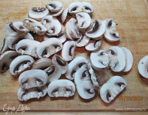 Грибы очистить, вымыть и нарезать тонкими пластинами. Обвалять каждую пластинку в муке.