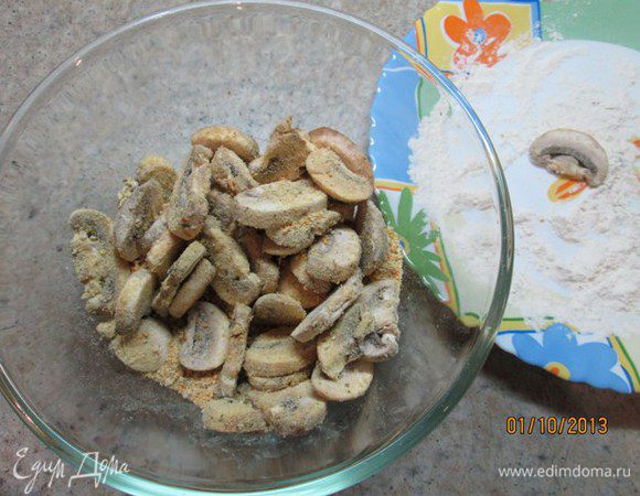 Лавровый лист, черный перец, гвоздику истолочь в ступке, добавить к сухарям.
Грибы выложить в миску с сухарями, перемешать, чтобы грибы были покрыты сухарями со всех сторон.

