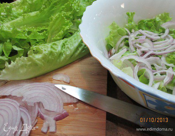 Салат вымыть, обсушить, крупно нарвать и поместить в салатницу.
Лук нарезать тонкими полукольцами.
Добавить лук и вермишель в салат.
