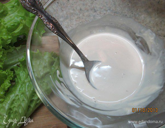 Чеснок очистить, раздавить, смешать с порошком чили, соевым соусом, сливками и майонезом.
Заправить салат. Посолить по вкусу, перемешать.
Сверху выложить обжаренные грибы.
