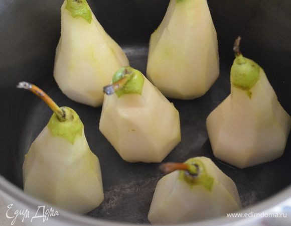 Груши помыть и очистить от кожуры.  Веточки оставить обязательно, а дно срезать так, чтобы груши могли твердо и уверенно стоять. 